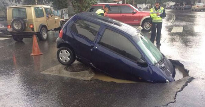 Venezolanos celebran el día de la Tierra dándole un Twingo como ofrenda