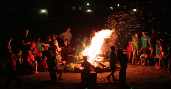 Historia del FAES alrededor de una fogata deja saldo de 15 niños con
