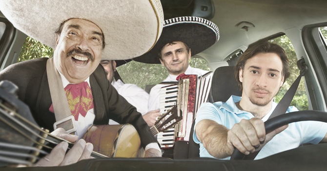 Joven al que le robaron reproductor contrata grupo de mariachis para su carro