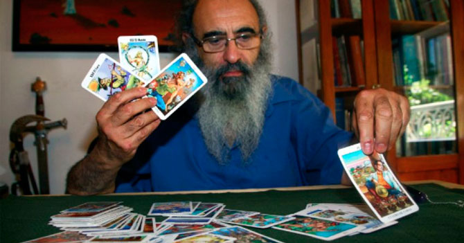 Astrólogo de Guaidó revela que cartas sobre la mesa son del tarot