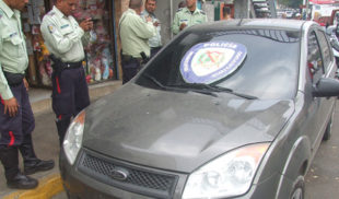 Ladrón devuelve carro robado tras darse cuenta que tiene atorado un CD de Franco De Vita