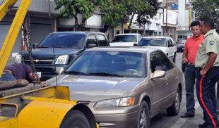 Policía matraquea a señor por no tener sus notas certificadas de 4to grado