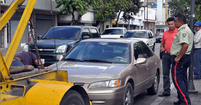 Policía matraquea a señor por no tener sus notas certificadas de 4to grado