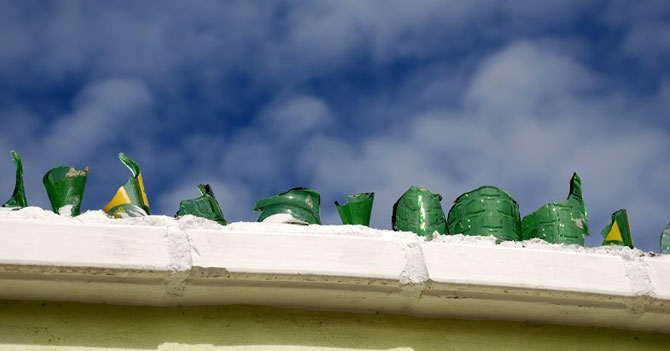 Señor que inventó poner picos de botella en muros de la casa gana Premio Nacional de Arquitectura