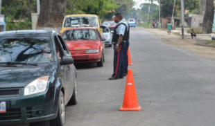 Familia respira aliviada al descubrir que alcabala que los retiene es falsa