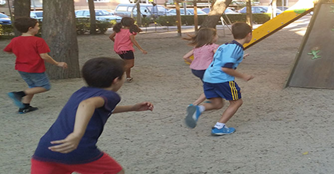 Niños empiezan a jugar a "SEBIN y diputado" en el recreo