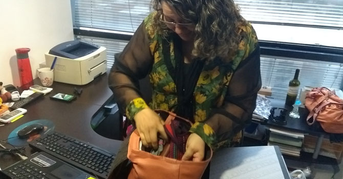 Mamá encuentra celular en su cartera luego de 25 años de búsqueda