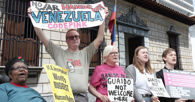 Maduro le entrega a Code Pink la casa natal del Libertador