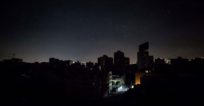 Habitantes de Caracas apagan la vela de cumpleaños 452 y se va la luz en todo el país