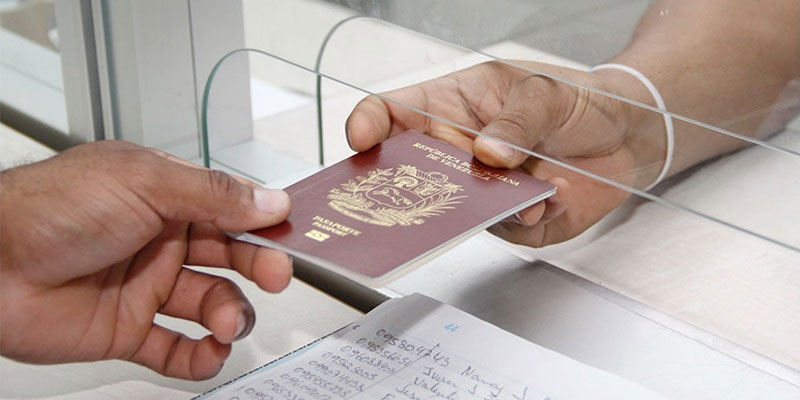 Joven descubre que es la persona con más suerte del mundo porque le llegó el pasaporte sin pagar a gestor