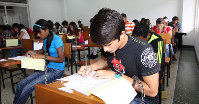 Autoridades de la UCV encadenan estudiantes para que no dejen el país