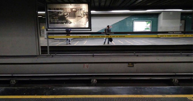 Metro de Caracas llega con retraso a su fiesta de cumpleaños