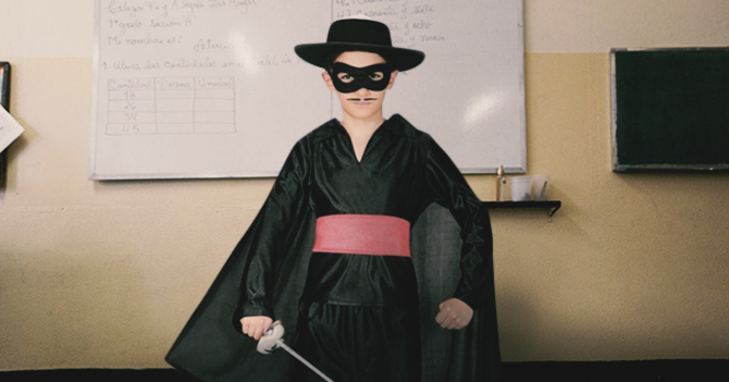 Por costo de los uniformes niño asistirá todo el año escolar disfrazado de El Zorro