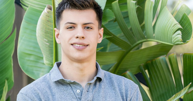Joven alegre de descubrir que es adoptado busca verdaderos padres para ver si son europeos