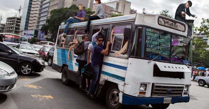 Autobusero rompe récord al lograr meter a 3500 personas en un Encava