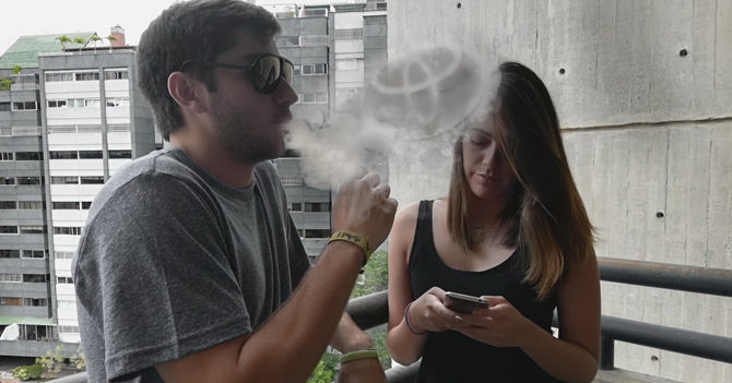 Joven que hace truco con su vaper mantiene su racha de cero mujeres levantadas