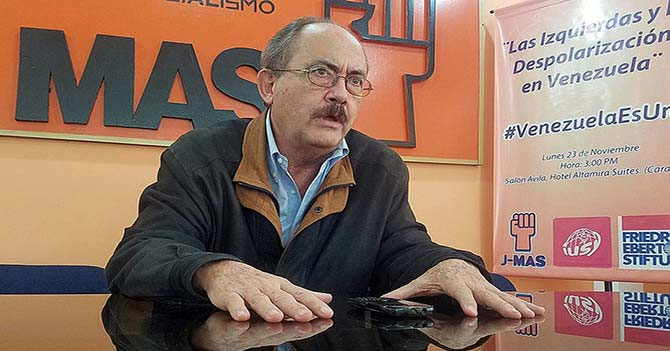 Personaje político logra sus 15 nanosegundos de fama pública gracias a su homofobia