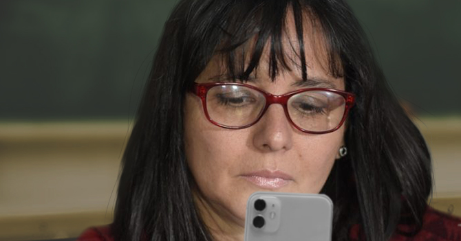 Maestra despechada al decomisar celular de alumno y descubrir que está hablando con una profesora particular