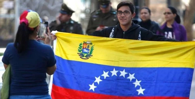 Venezolano emigrante que dice venir del futuro no entiende pasado del país que lo recibió