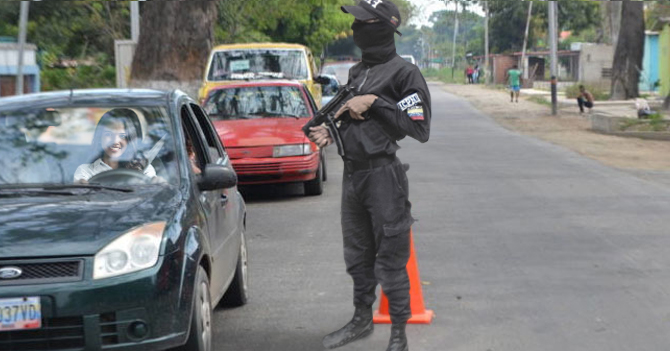 Señora pasa por alcabala del FAES para quitarle el hipo a su hijo