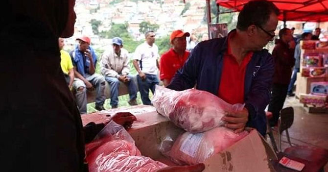 Población de un país todavía le parece aceptable que Gobierno regale pernil por alguna razón