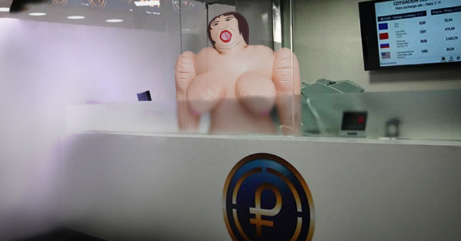 Banco de Venezuela pone muñeca inflable detrás de taquilla del Petro y nadie se da cuenta