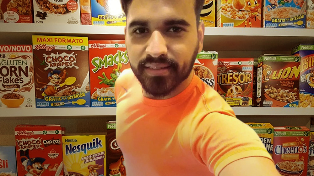 Joven visita pasillo de cereales en supermercado para sentir que viajó al exterior