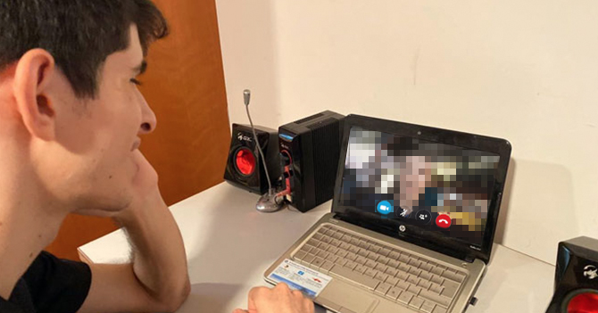 Chamo en Argentina pasa 3 horas pretendiendo que disfruta videollamada pixelada con su familia