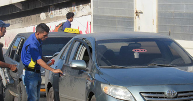 Carro empieza a taxear solo para pagarse sus gastos