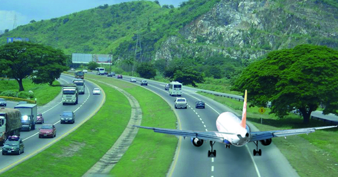 Avión de aerolínea venezolana se accidenta en la Autopista Regional del Centro