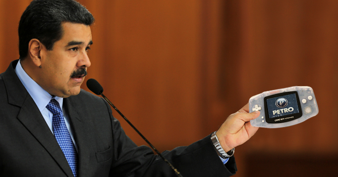 Maduro anuncia que solo se cobrarán Petros usando Gameboy Advance edición transparente