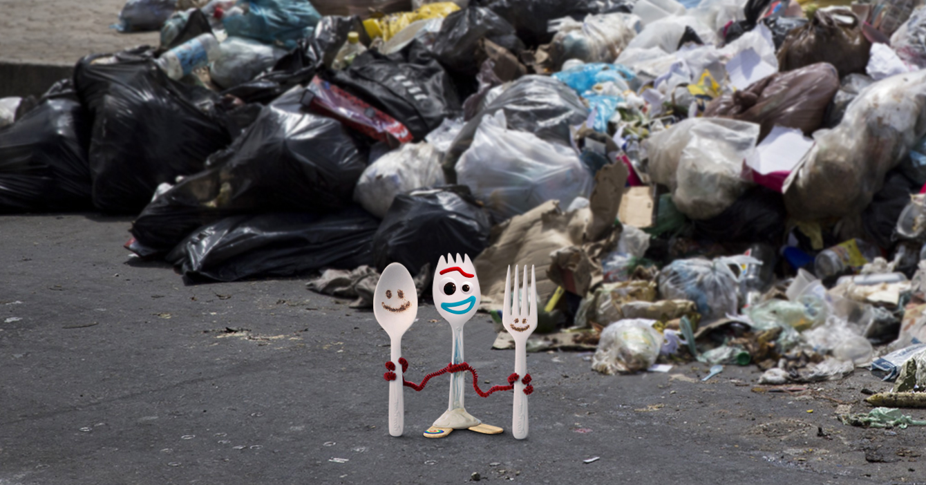 Forky se reencuentra con su familia en acera caraqueña llena de basura