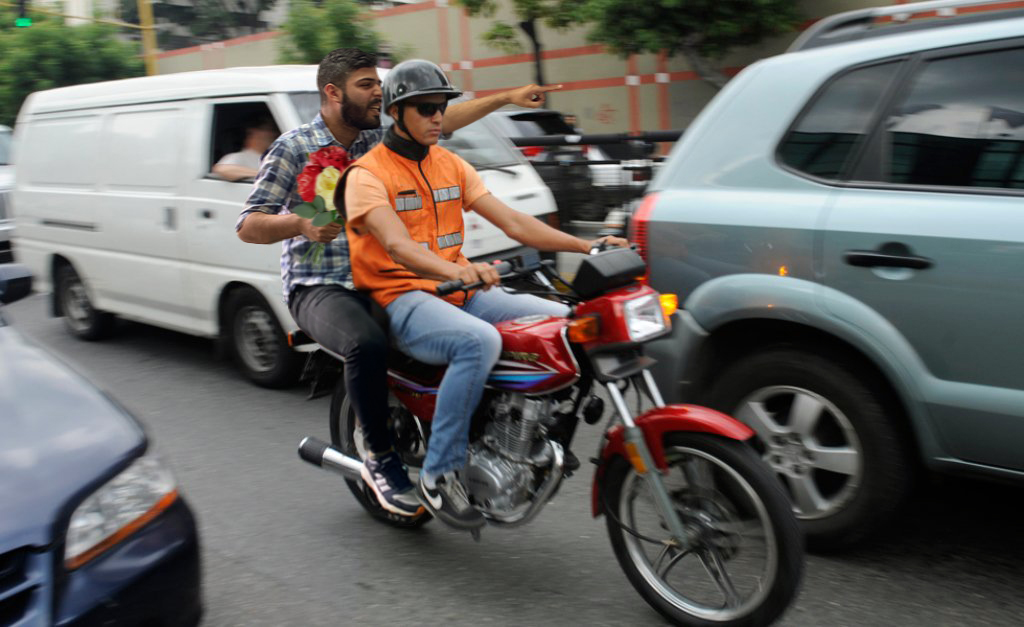 "Persiga ese carro, va el amor de mi vida" dice chamo a mototaxi mientras sigue a chama que cree que la van a robar