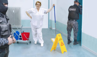 Señora de limpieza pone alcabala del FAES para que no pasen por el piso mojado