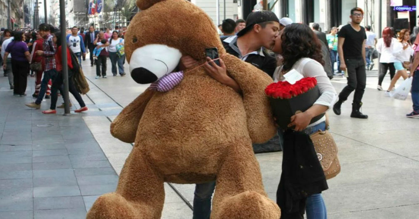 Peluche de metro y medio se convierte inexplicablemente en prueba de amor