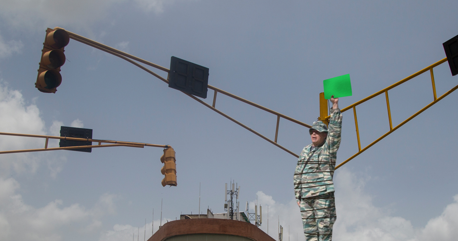 Gobierno reemplaza semáforo dañado con miliciano amarrado a un poste
