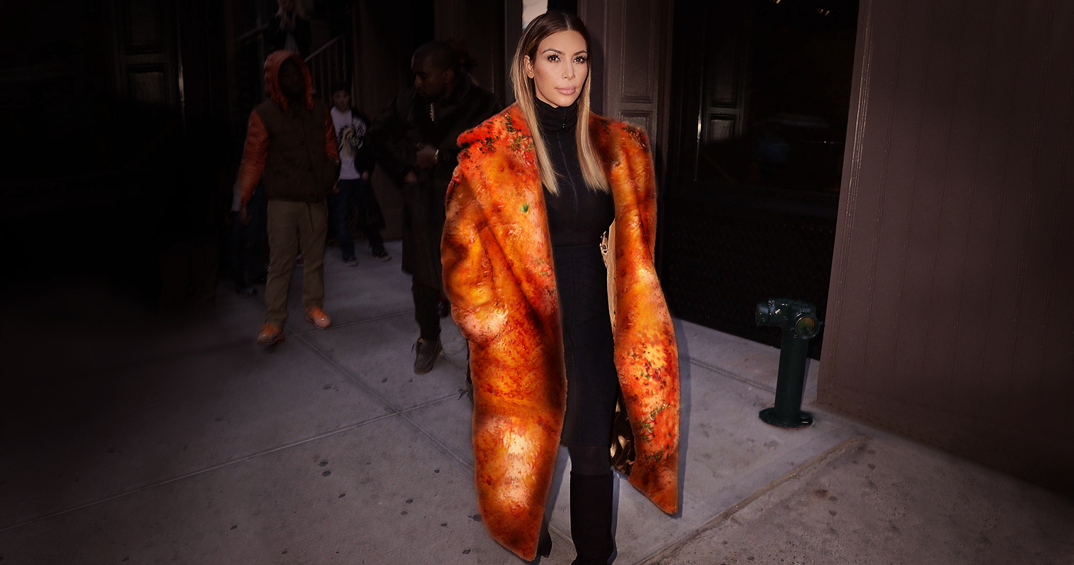 Kim Kardashian luce nuevo y exclusivo abrigo de piel de pollo en brasa venezolano