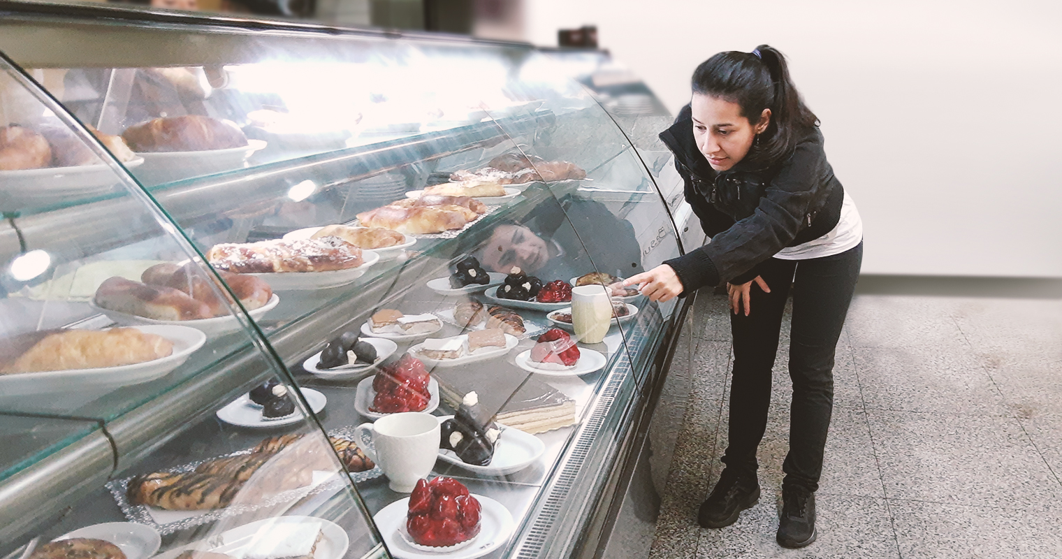 "¿Estos dulces son de hoy?" pregunta señora que le gusta que le mientan en panadería