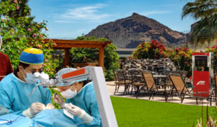 Enchufado monta país normal en el patio de su casa