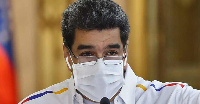 Maduro aprovecha cacerolazo para estrenar sus nuevos AirPods con cancelación de ruido