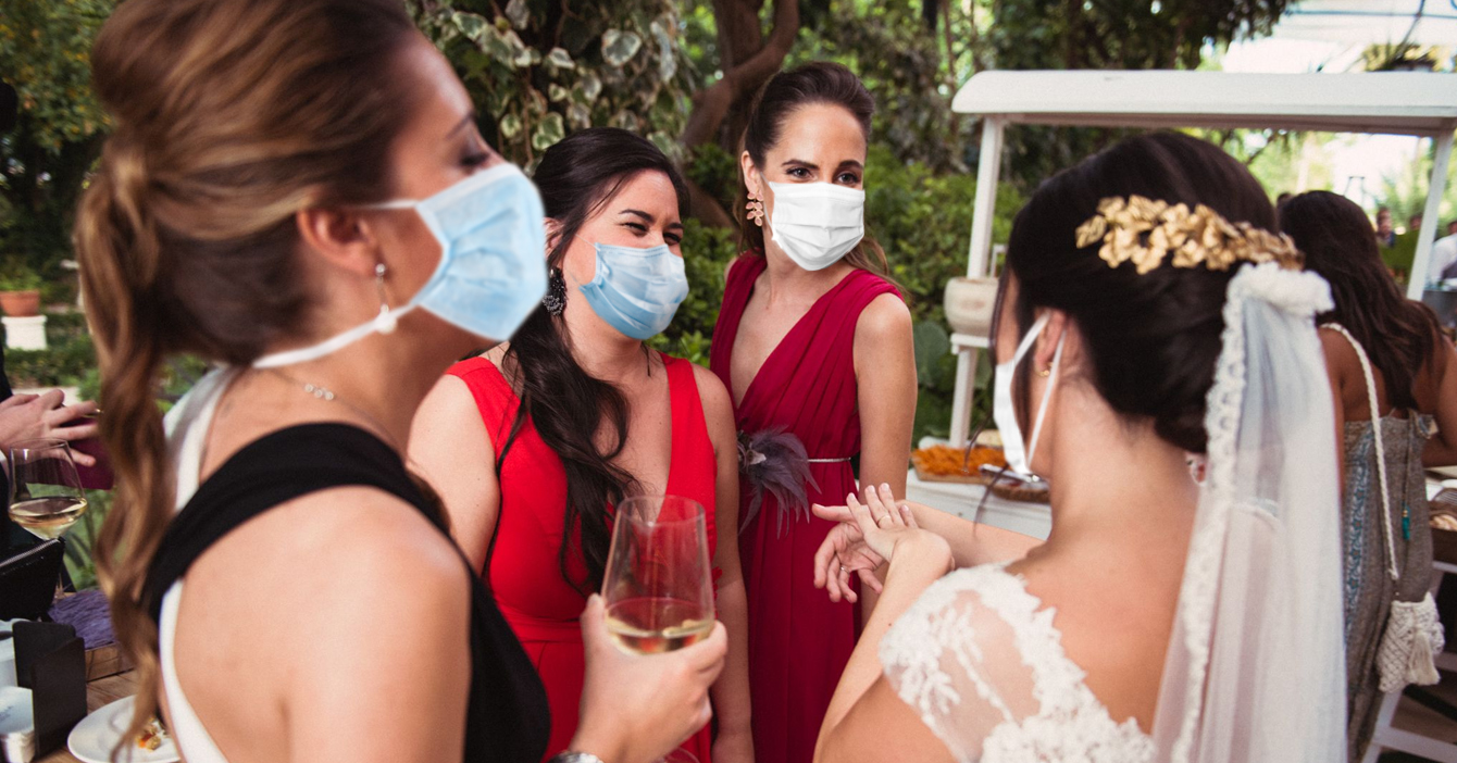 Fuerte incomodidad en boda porque invitada trajo mismo tapabocas que la novia