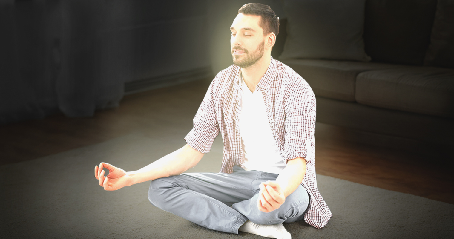 Joven empieza a meditar para iluminarse y alumbrar su casa