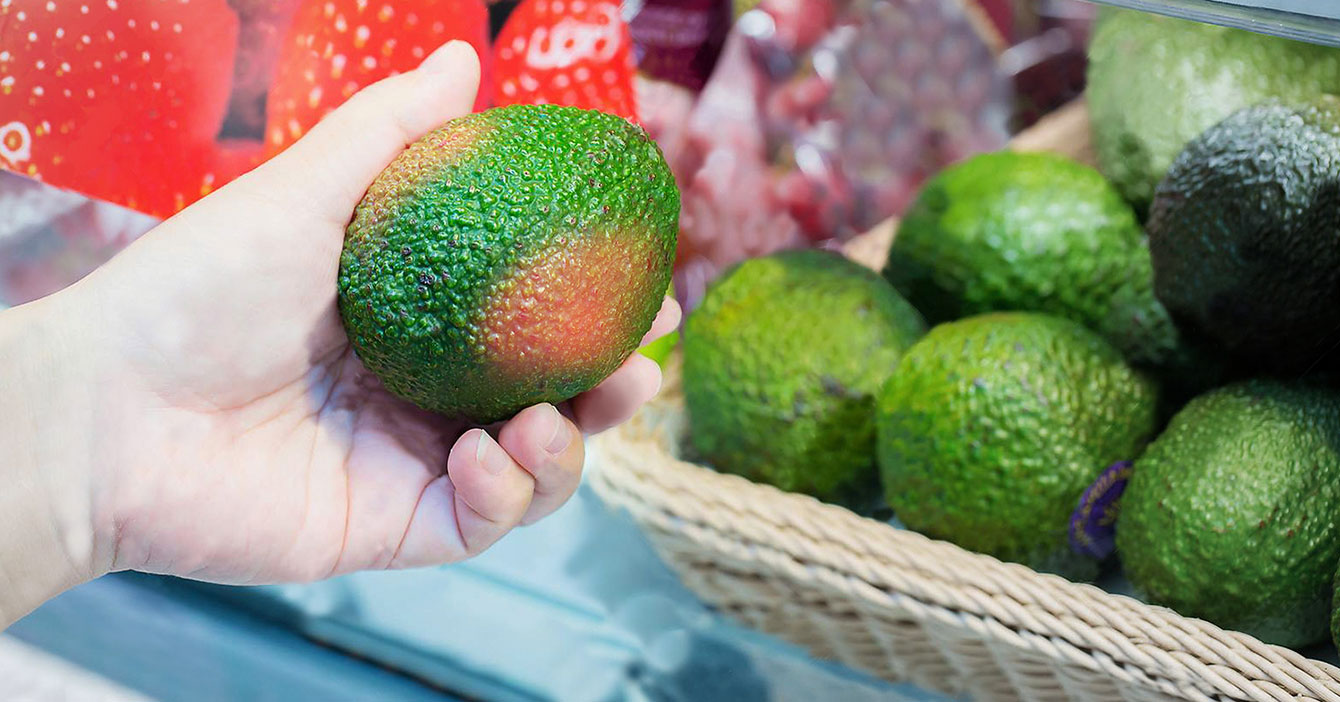 Señora logra sonrojar aguacate tras manosearlo media hora en el supermercado
