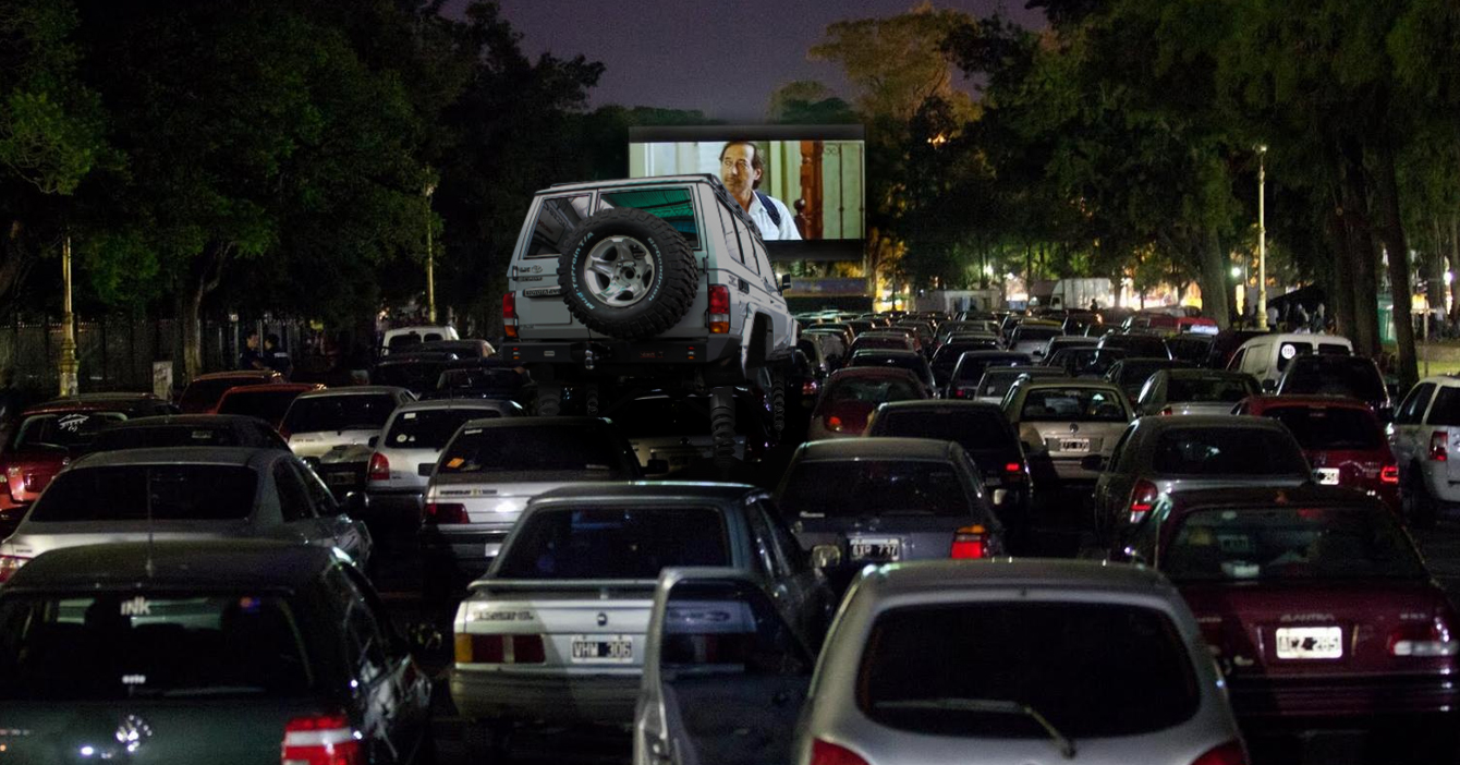 Rustiquero arruina autocine elevando 10 metros su camioneta