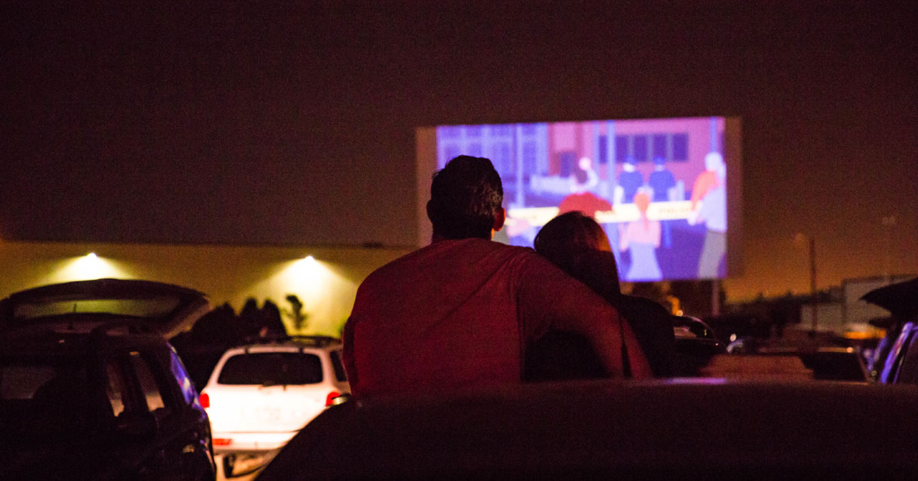 Precio de entrada al autocine obliga a pareja a ver película en vez de meterse mano