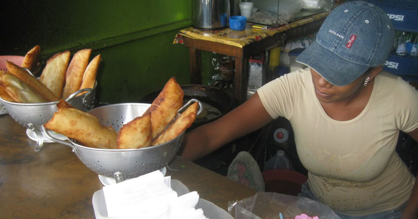 Empanadera hace emotiva despedida a aceite que llevaba 24 años en caldero