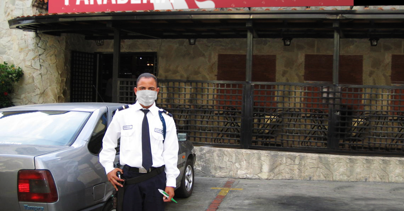 Panadería que mide temperatura de clientes con termómetro rectal no sabe por qué no llega nadie