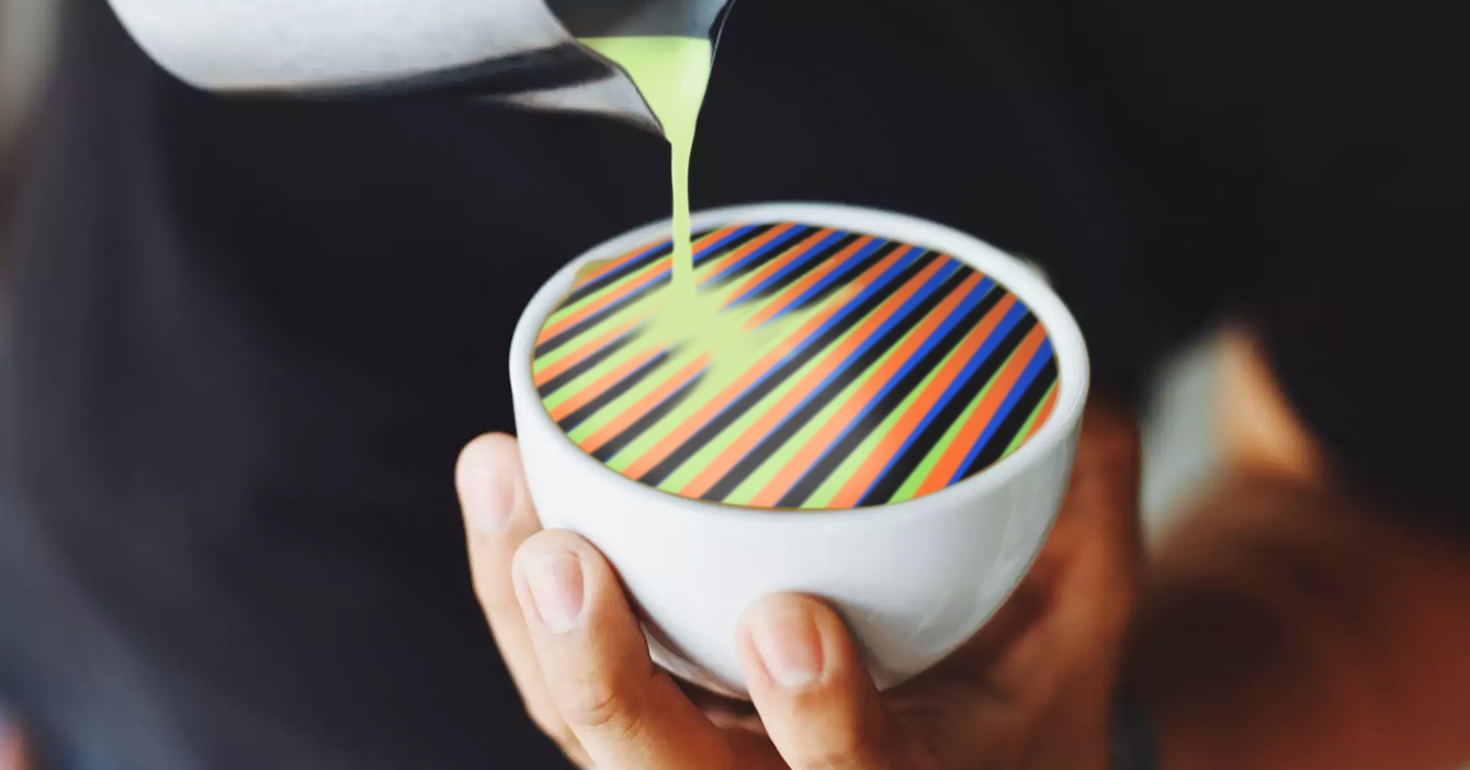 Café se enfría mientras barista hace arte cinético en la taza
