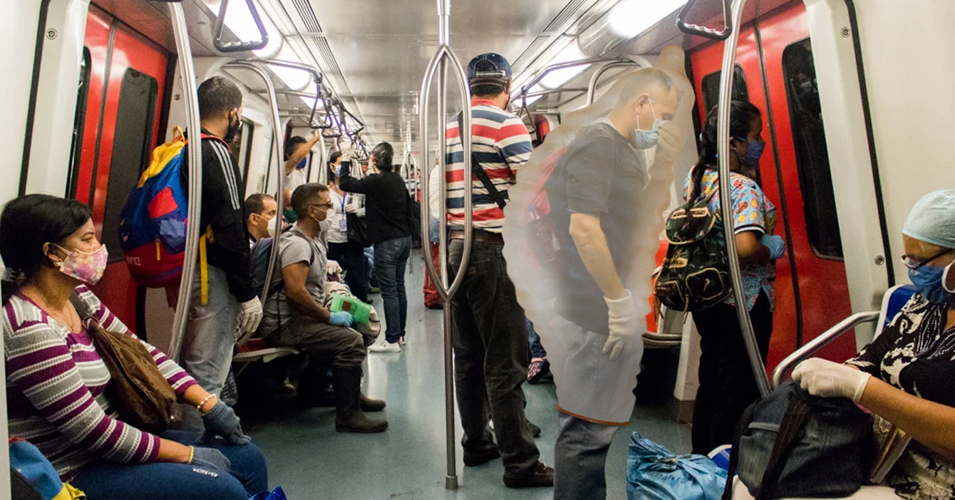 Señor se mete en preservativo gigante para estar tranquilo en el Metro de Caracas