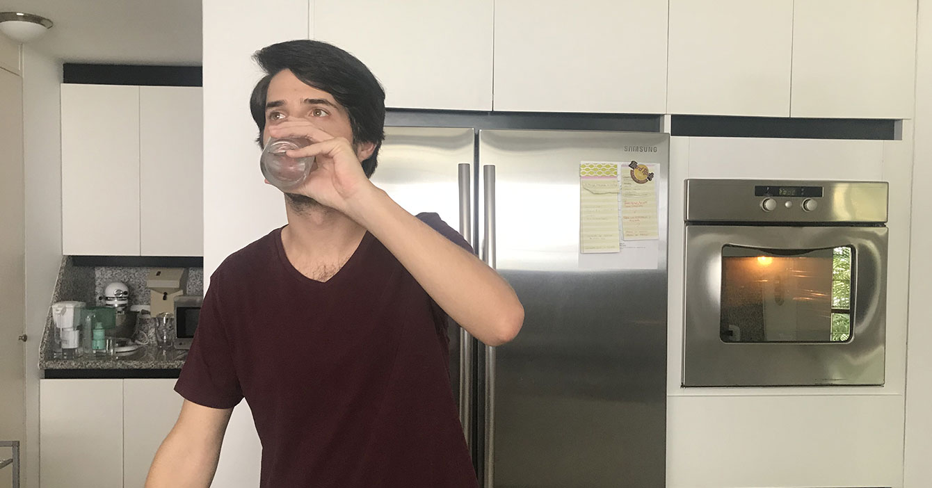Joven comienza reto de tomar 8 vasos de agua al día y deja sin agua al estado Carabobo